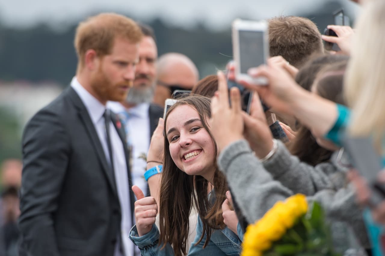 Harry se acercó a los fans, seguido por Meghan, para satisfacción de los presentes que aprovechaban para tomar fotografías.