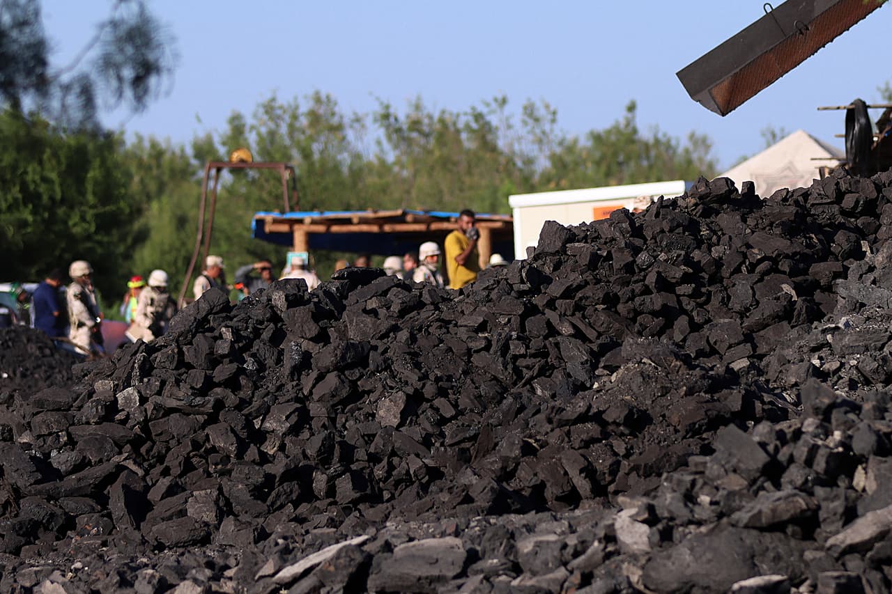 El Ministerio de Trabajo y el gobierno de Coahuila informaron que la mina inició operaciones en enero pasado "y a la fecha 
<b>no se tiene antecedentes de denuncias</b> por algún tipo de anomalía", según un comunicado conjunto.
<br>