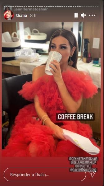 Para su última intervención, Thalía utilizó un vestido strapless, de tul, con volantes en color rojo de Lou Lou The Brand.