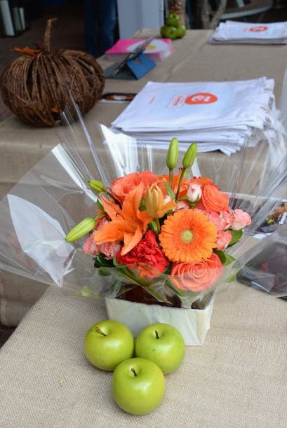 Un adorno floral, le da un toque de color a las mesas participantes.