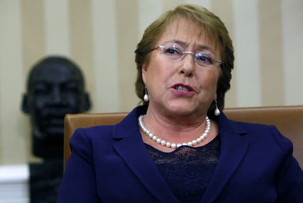 Durante un encuentro en Washington, el presidente de los EEUU elogió a la mandataria chilena comparándola con su esposa. También le dijo que Chile "podría haber ganado la Copa del Mundo".