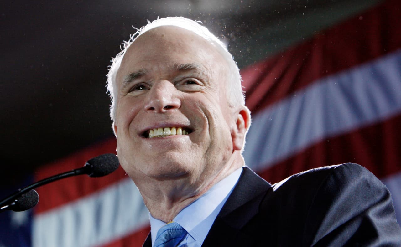 <b>John McCain (póstumo)</b>
<br>
<br>
<b><a href="https://www.univision.com/noticias/muertes/piloto-prisionero-de-guerra-candidato-presidencial-senador-la-agitada-vida-de-john-mccain-fotos">El senador republicano por Arizona, fallecido en 2018,</a></b> fue un servidor público que recibió un Corazón Púrpura por su servicio en la Armada de EEUU en Vietnam. También ejerció durante décadas en la Cámara de Representantes y el Senado de los Estados Unidos representando a Arizona. Fue candidato republicano a la presidencia en 2008.