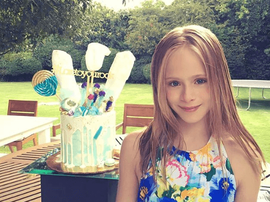 "Una amiga le dijo a mi mamá que me buscaban para una película. Que necesitaban a una niña güera, de ojos azules, que hablara perfecto inglés y español", contó a la revista Quién en septiembre de 2013.