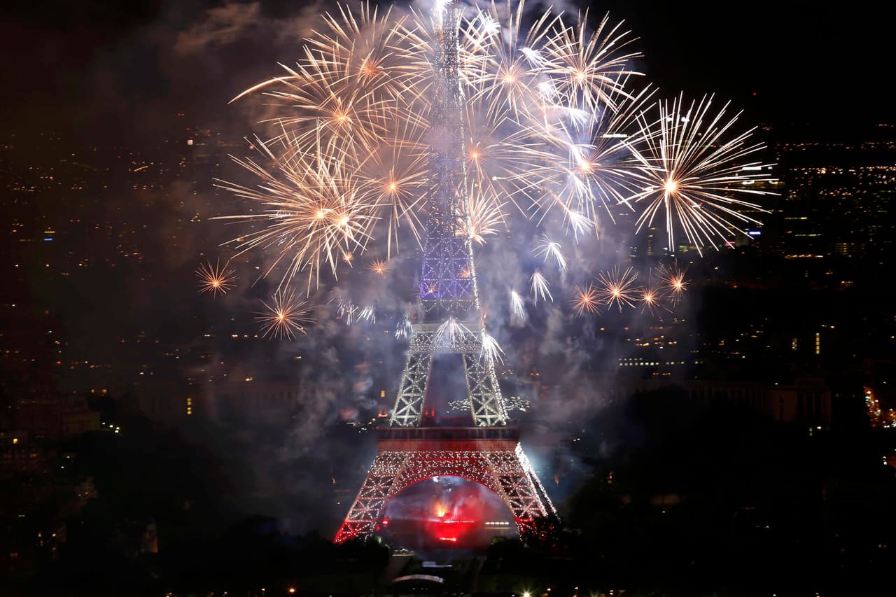 Francia celebraba este 14 de julio el día de la Bastilla. En la imagen, los fuegos artificiales que alumbraron el cielo de París antes de que el camión arrollara a la multitud en Niza. Foto de Pascal Rossignol/Reuters.