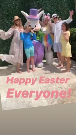 La familia encabezada por Tommy Hilfiger y DeeOcleppo posó así para la cámara.