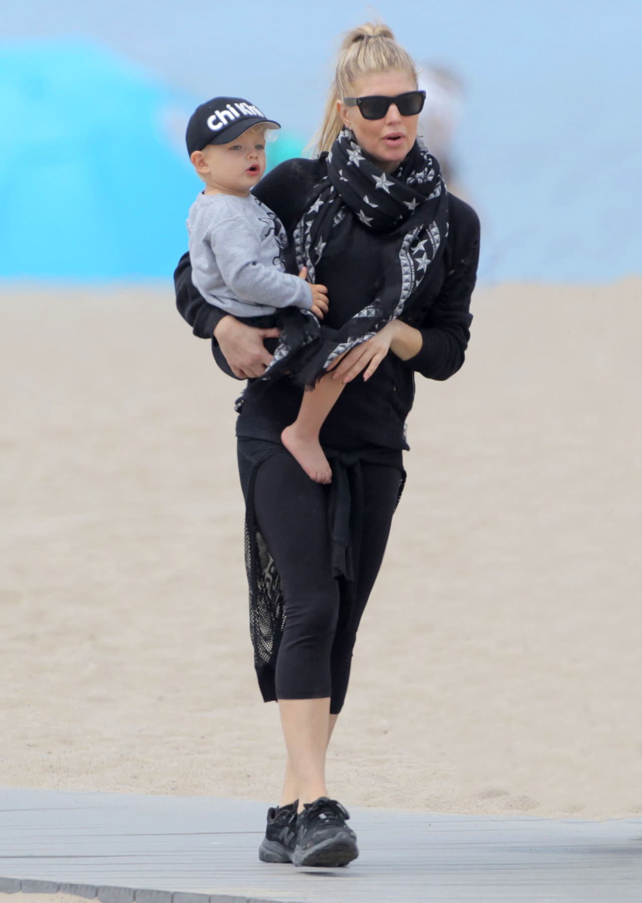 En tanto el pequeño Axl disfrutaba cargado.