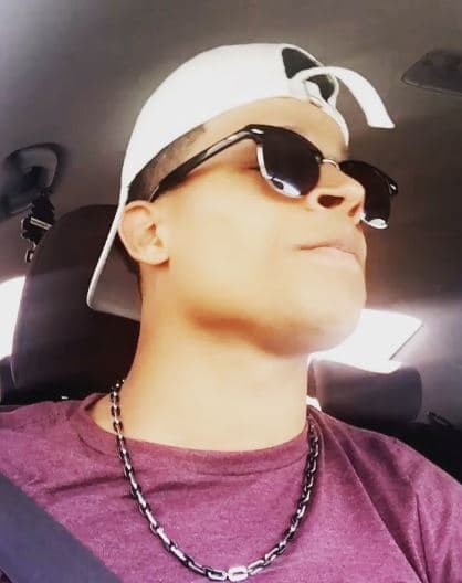 Las cadenas gruesas hacen parte de sus accesorios.