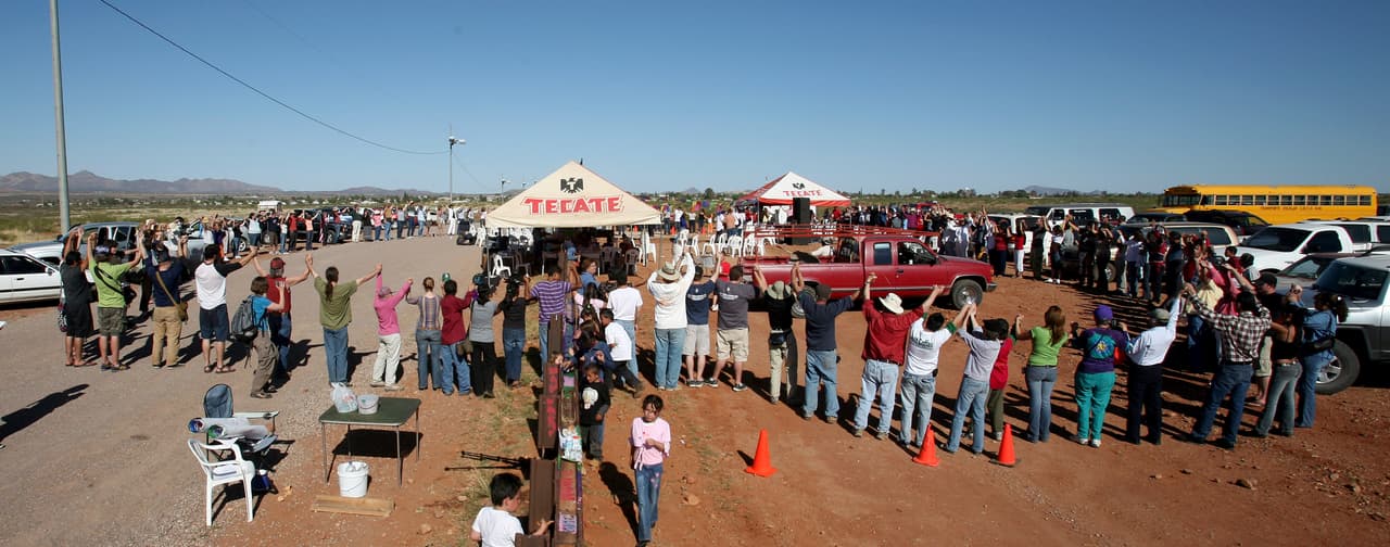 Esto era lo que pasaba cuando se acababan los partidos de voelibol: los habitantes de los dos pueblos, ganara el que ganara, se abrazaban como si fueran un solo Naco.