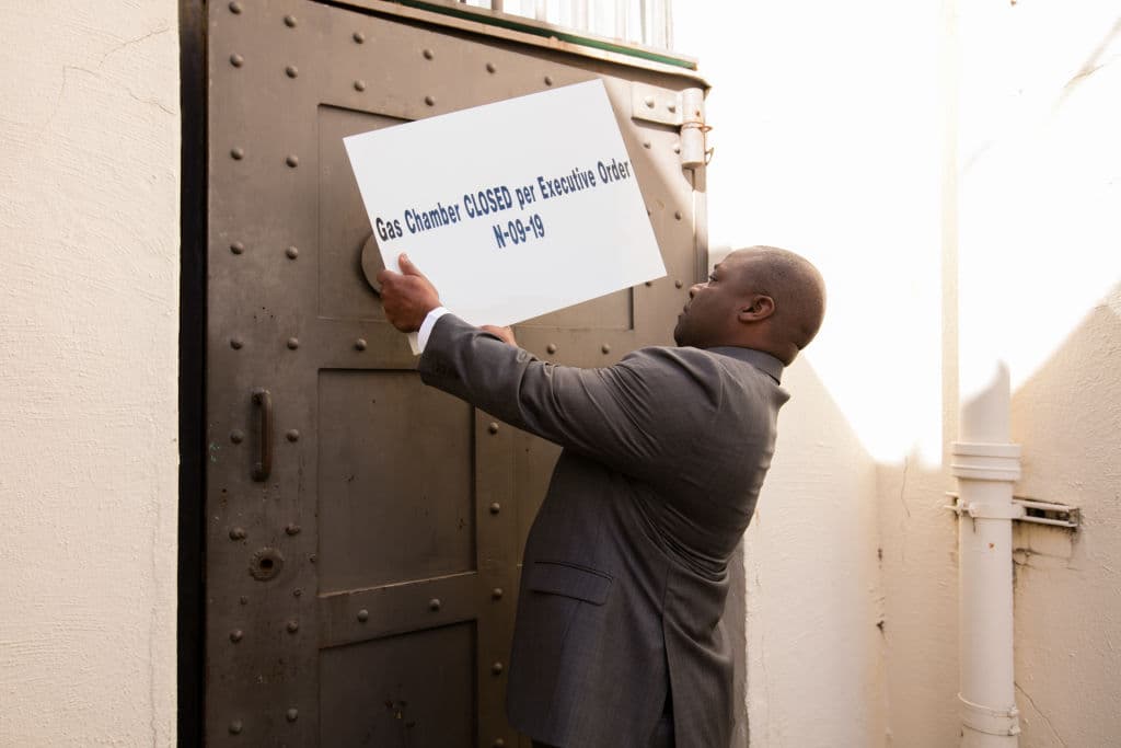 Según datos oficiales del estado, desde 1978 California ha gastado más de 5,000 millones de dólares en el programa que mantiene viva la pena capital. Tan solo en el año 2010, el “pabellón de la muerte” recibió una inyección de capital de 853,000 dólares para renovar el equipo que hasta la fecha nunca fue utilizado.