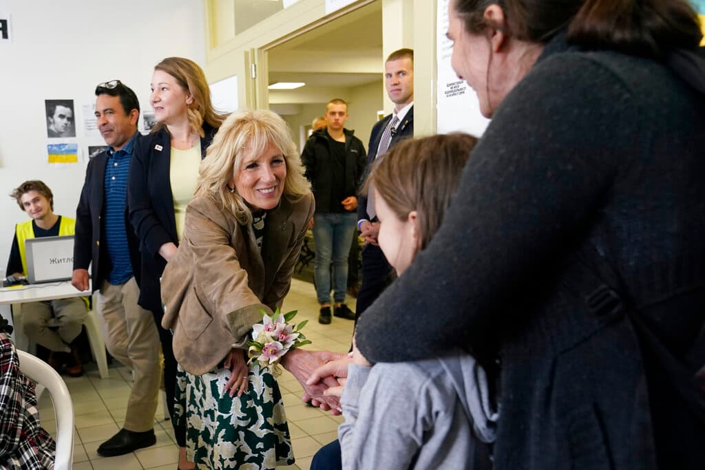 Jill Biden se detuvo un momento a conversar con Victorie Kutocha, una madre ucraniana, y su hija Yulie, de 7 años. Kutocha le confesó que le cuesta explicar la guerra a sus tres hijos porque ella misma no puede entenderla.
<b>“No puedo explicarlo porque yo misma no lo sé, y soy maestra”, le dijo la mujer, a lo que la primera dama respondió: “Es tan difícil de entender”.</b>