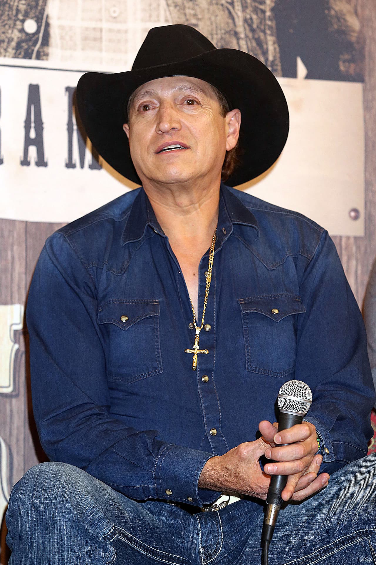 Por otro lado, también habló de la situación con el exintegrante del grupo, Ramiro Delgado (foto), quien
<a href="https://www.univision.com/shows/primer-impacto/ramiro-delgado-exintegrante-de-bronco-habla-de-su-distanciamiento-con-lupe-esparza-video"> <b>salió de la banda</b></a> por supuestos malos tratos y algunos problemas de salud.