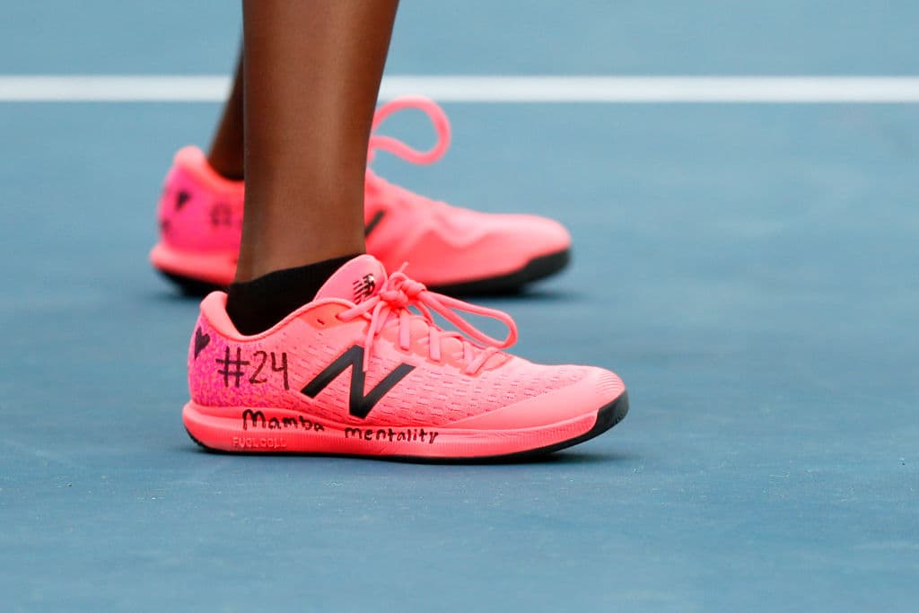 La tenista estadounidense Coco Gauff, hizo tributo a Kobe escribiendo en sus tenis “mamba mentality”.