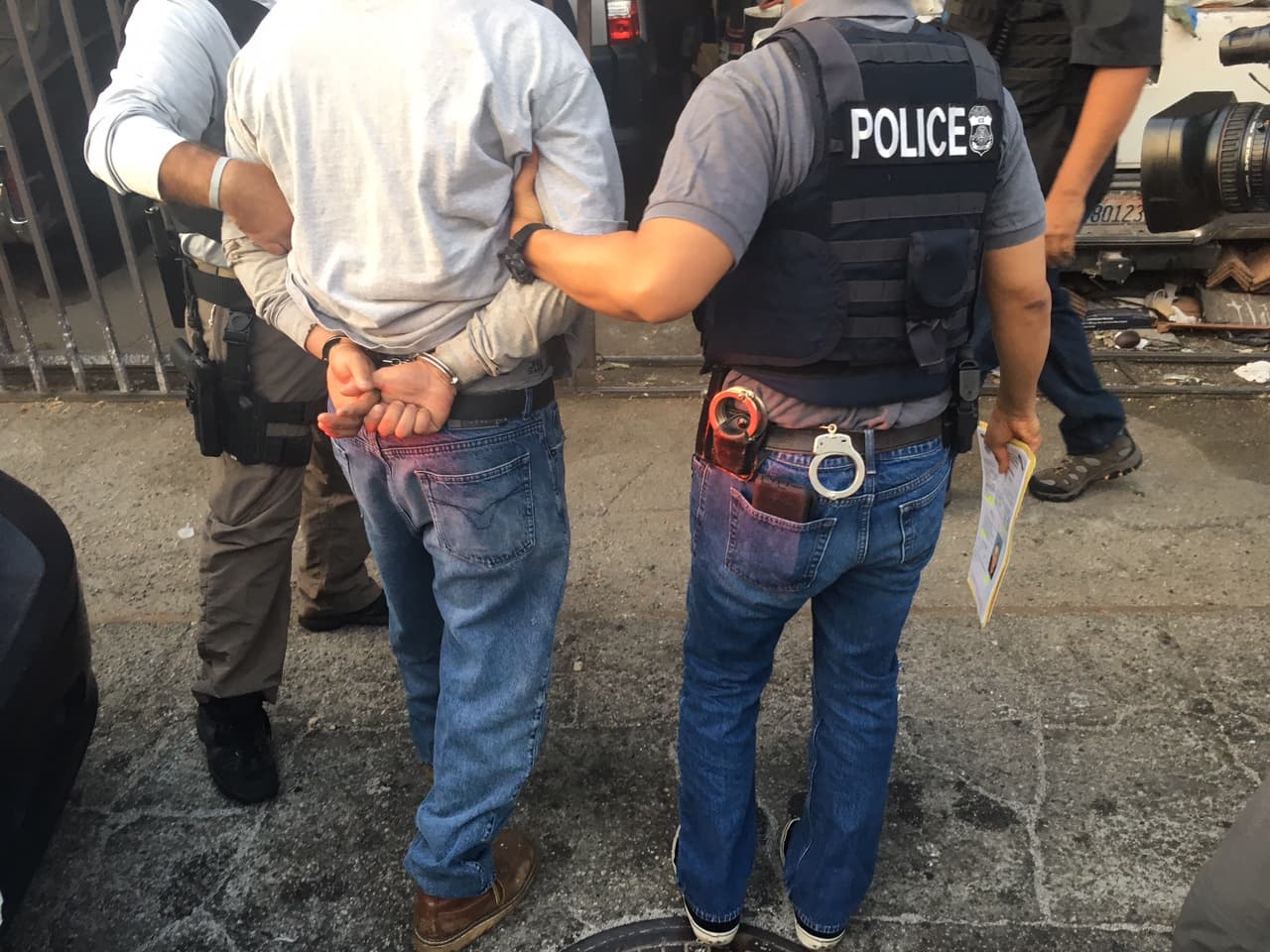 Según ICE, este sujeto ha sido convicto por manejar ebrio en dos ocasiones y por dos delitos menores relacionados con las drogas.