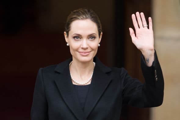 La labor altruista de Jolie inició cuando viajó a Camboya para filmar la cinta 'Tomb Raider'.