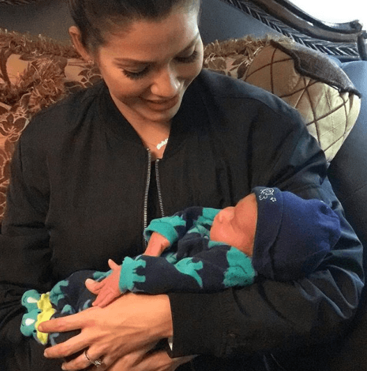 Con esta foto llena de ternura nos presentó a su sobrino Santiago.