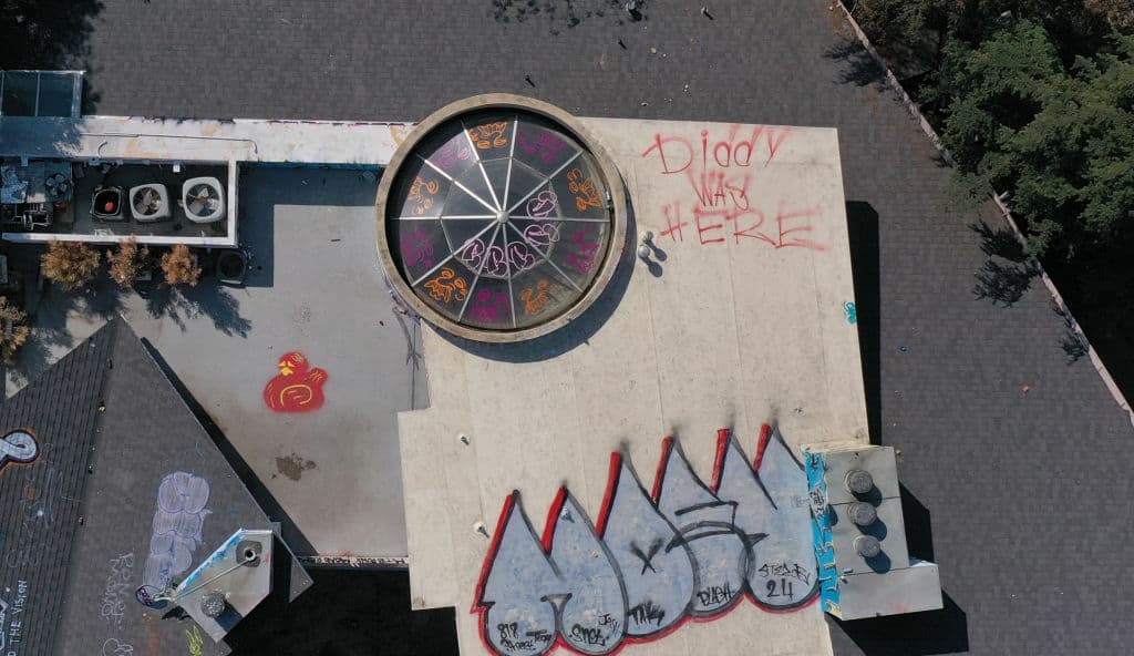 Esta mansión abandonada cuenta con algo que seguramente la vivienda de Sean 'Diddy' Combs jamás tendrá: Un mensaje, pintado en el techo, que lee 
<b>"Diddy was Here" (Diddy estuvo aquí).</b>