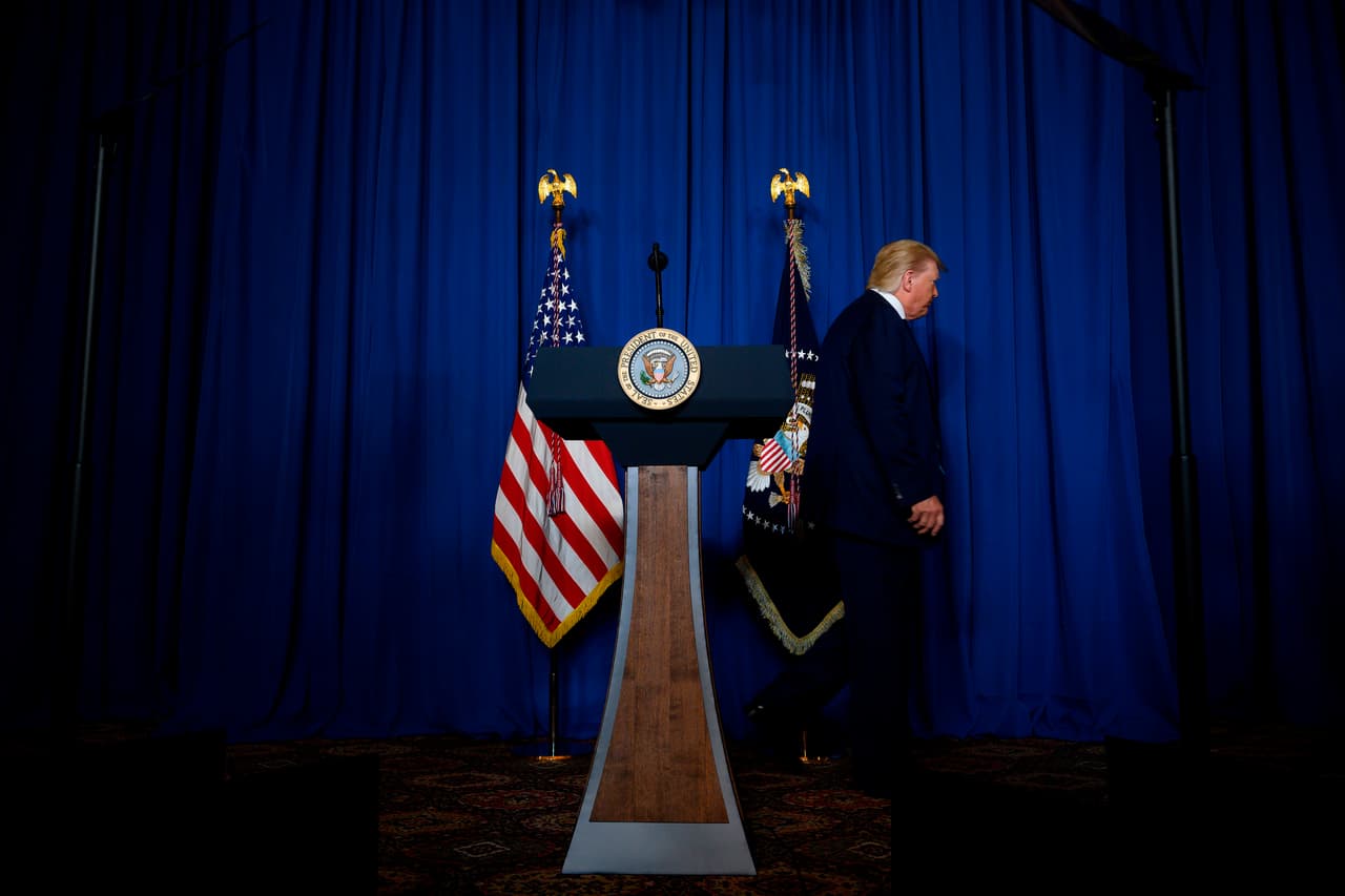 <b>El asesinato de un poderoso general iraní (3 de enero).</b> El presidente 
<a href="https://www.univision.com/temas/donald-trump"><u>Donald Trump</u></a> al finalizar una declaración pública desde Mar-a-Lago, Florida, sobre el ataque con drones en el que murió el general Qassem Soleimani. Fue la primera gran noticia del año y 
<a href="https://www.univision.com/noticias/mundo/muere-el-lider-de-un-cuerpo-de-elite-del-ejercito-irani-en-un-bombardeo-en-bagdad"><u>generó una gran alarma en la región por el aumento de la tensión entre Irán y Estados Unidos</u></a>. Trump dijo que autorizó el ataque porque Soleimani estaba planeando "ataques inminentes y siniestros" contra los estadounidenses.