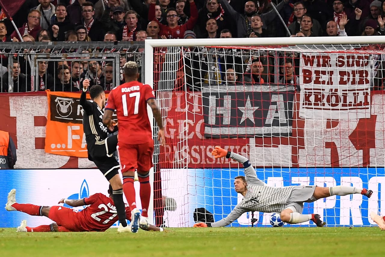 Quien sí lo pudo hacer, pero en el de Manuel Neuer, fue Noussair Mazraoui después de una gran jugada colectiva del Ajax.