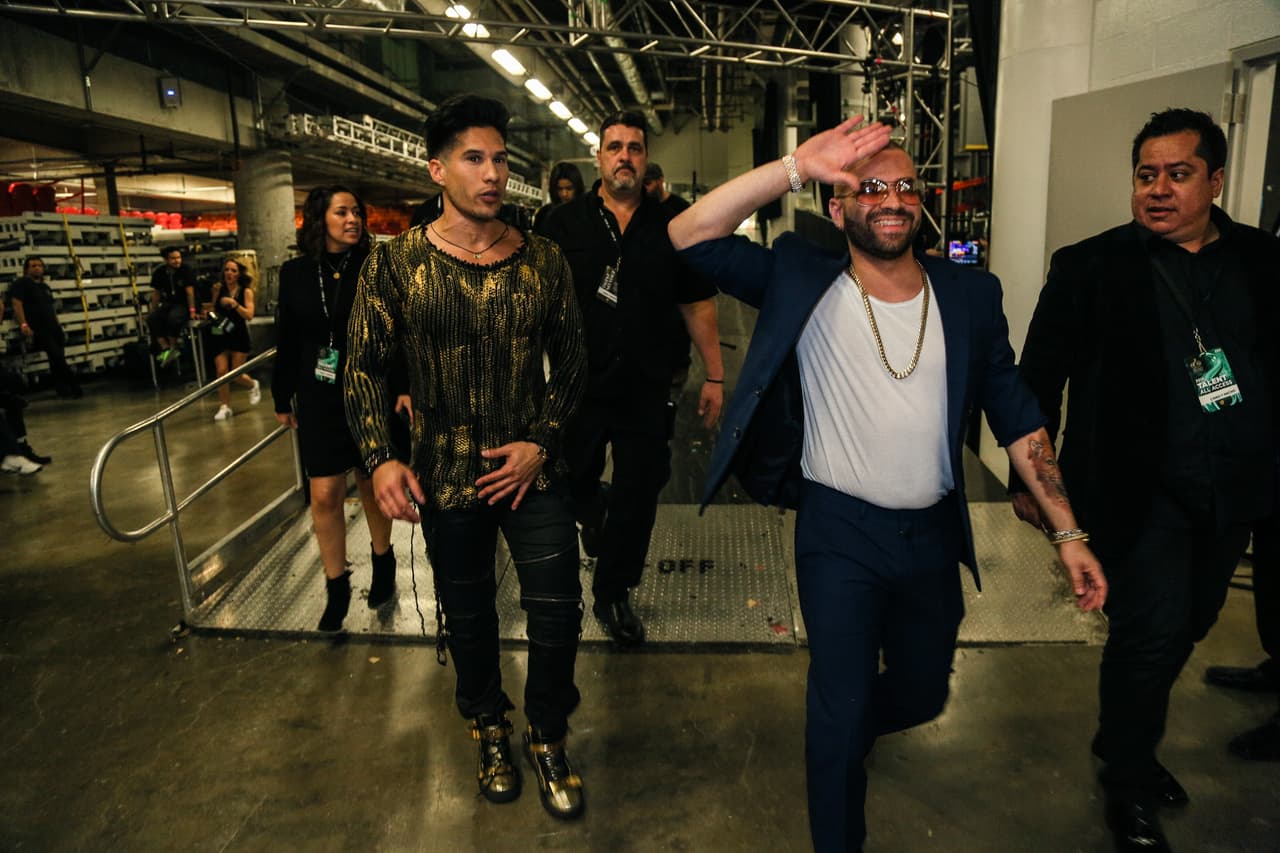 Después se dijo que el cantante había sufrido una quemadura de segundo grado, por lo que sí se encontraba muy lastimado.