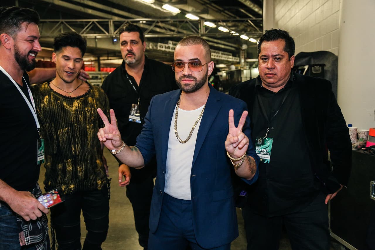 "Doy gracias a Dios que ya tengo cuatro hijos, porque después de la quemada que me puse, no sé qué pueda pasar", dijo bromeando al término de su actuación, mientras explicó qué fue lo que pasó durante el performance.