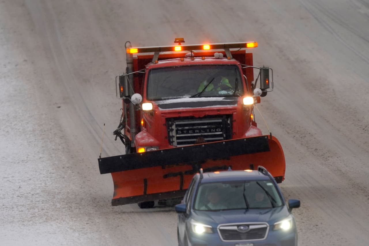 El secretario de Transporte de Carolina del Norte,
<b> J. Eric Boyette</b>, dijo que muchas carreteras en la parte central y occidental del estado estaban cubiertas de hielo. Dijo también que la parte este del estado estaba siendo afectada por la lluvia y fuertes vientos.