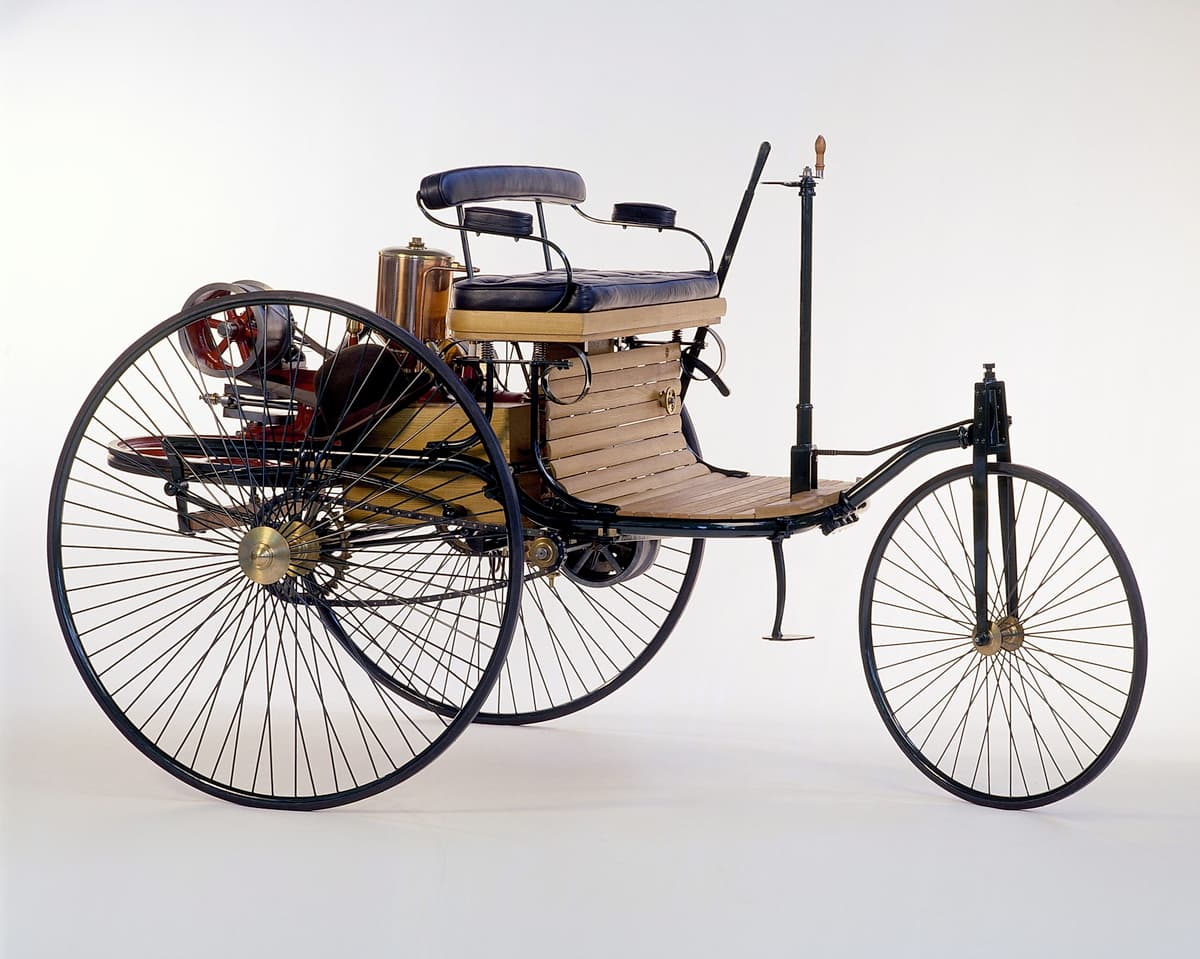 El Benz Patent Motorwagen de 1886 tiene la distinción de ser el primer automóvil jamas creado. La patente a nombre de su inventor Karl Benz, data del 26 de enero de 1886, fecha que considerada como el natalicio del automóvil. Fue Bertha, la esposa de Karl quien tuvo la valentía de hacer el primer road trip a bordo del Motorwagen No. 3 entre Mannheim y Pforzheim en Agosto de 1988, sin mayor inconveniente y sin que Karl lo supiera.