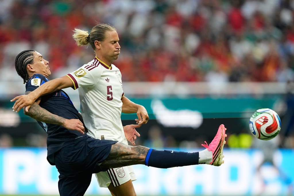 Darwin Núñez, de Uruguay, intenta avanzar ante la marca de Marcos Llorente.