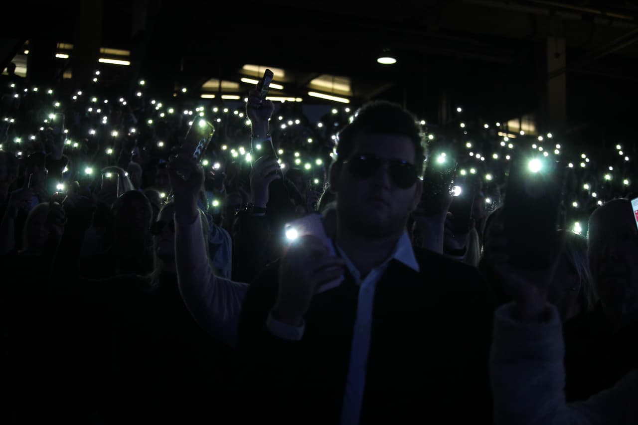 Aproximadamente 3,000 personas que acudieron al tributo a la familia Altobelli encendieron las luces de sus celulares para darles el adiós en el Angel Stadium de Anaheim. Tres miembros de la familia Altobelli perecieron el 26 de febrero, en el helicóptero que se estrelló en Calabasas, California.