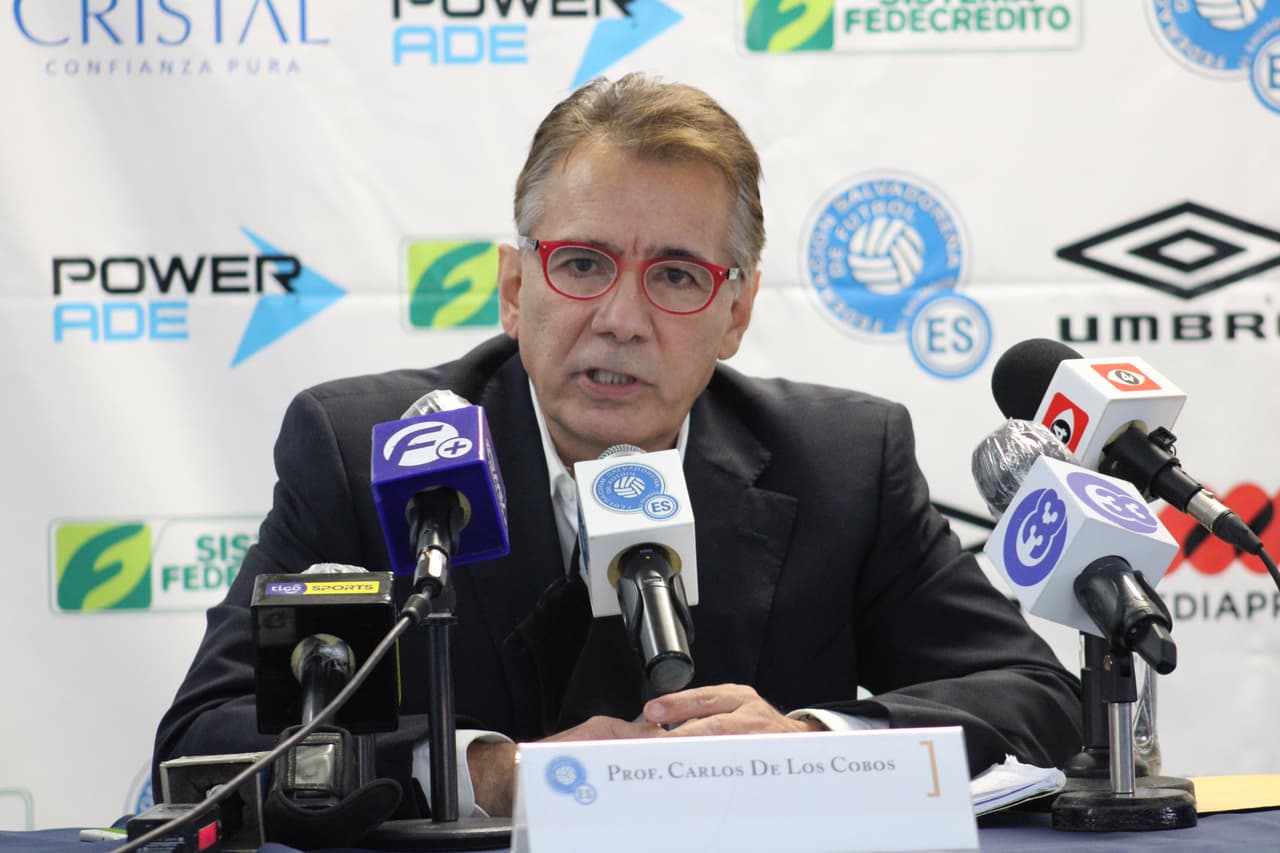 Carlos De Los Cobos ya no es más técnico de El Salvador