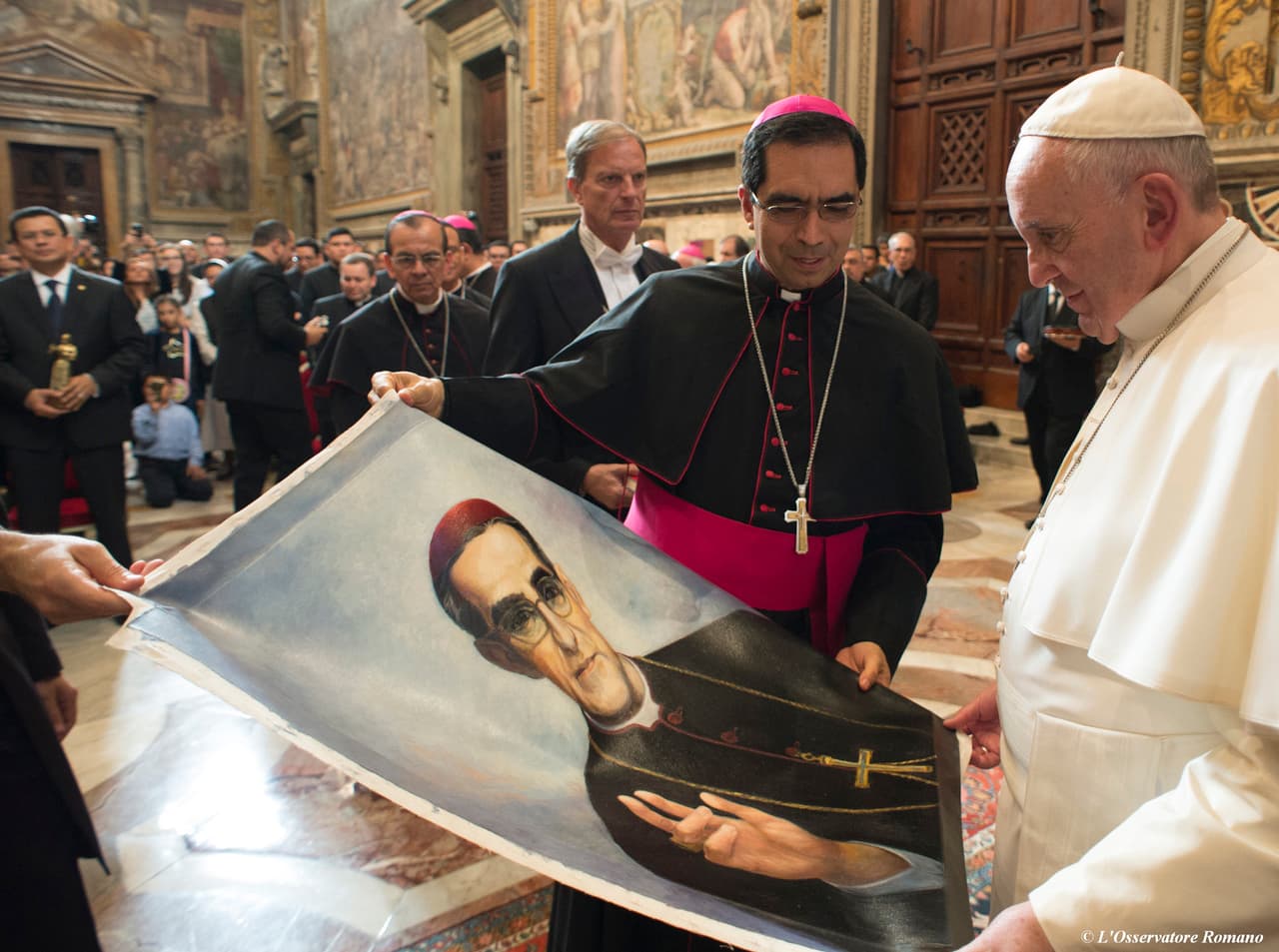 El papa Francisco con la imagen de Monseñor Romero.