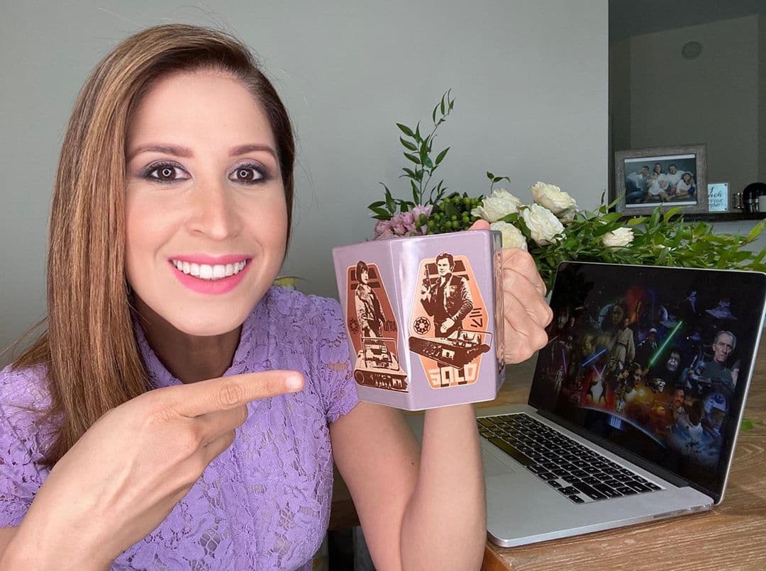 Ely disfruta siempre de una buena tacita de café. Más bien tazota.