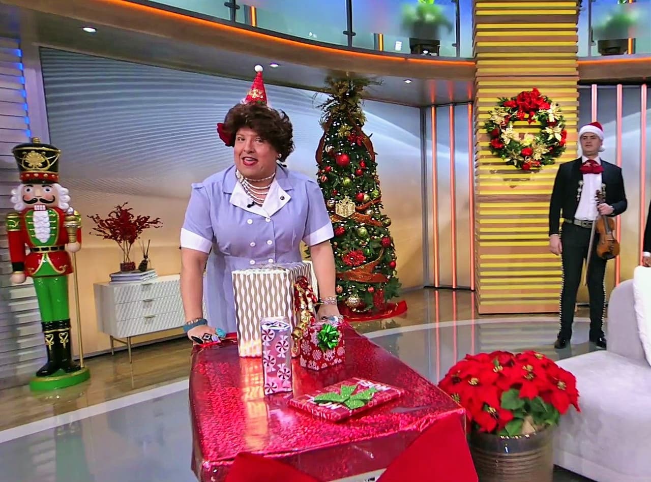 Este 24 de diciembre, Doña Meche llegó a Despierta América con regalos para todos. La irreverente mucama colombiana, pensó en lo que le hacía falta a algunos de los presentadores y los sorprendió.