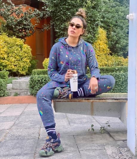 Tal parece que el diseño de Gucci con joyas que pueden quitarse y ponerse es uno de los favoritos de la condutora, pues no solo tiene el par blanco del inicio, también lo compró en color negro.