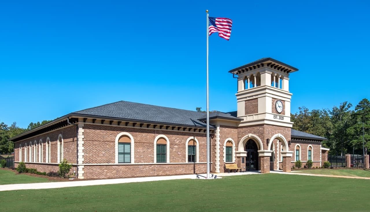 <b>2. TYRONE</b>: dio grandes saltos en la lista, subiendo cinco puestos hasta el número 2. La tasa de delitos violentos de 1.7 por cada 1,000 residentes fue mucho más baja que el promedio del estado de Georgia de 3.4. Además, el promedio de delitos contra la propiedad de 8.7 es más bajo que el promedio estatal de Georgia de 23.8.