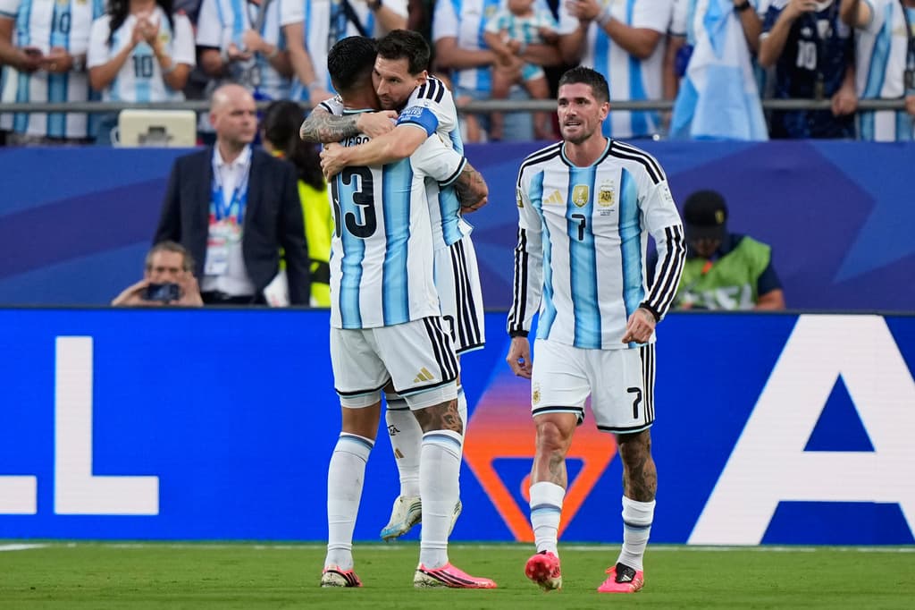 Cristian "Cuti" Romero, Lionel Messi y Rodrigo De Paul celebran el gol anotado por Argenitna.