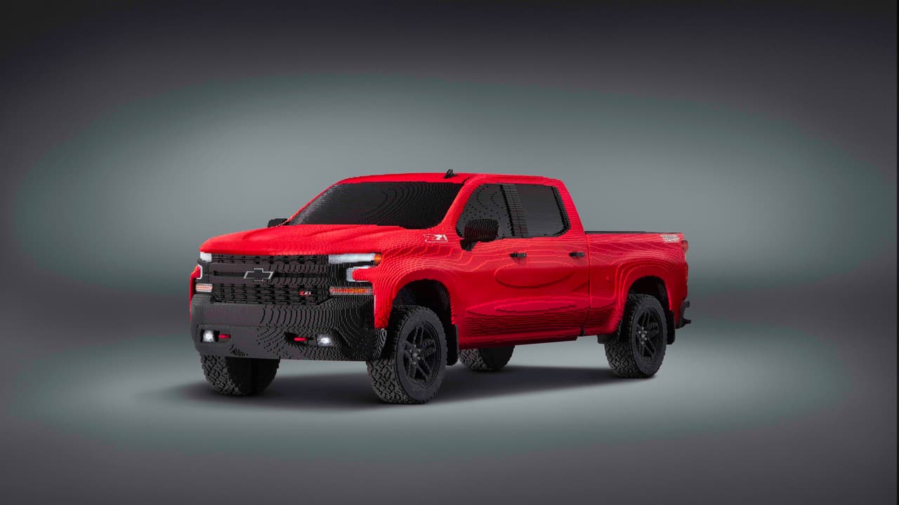 <h3 class="cms-h3-H3">Alta fidelidad</h3>
<br>Esta no es la primera vez que vemos una réplica de tamaño natural de un modelo automotriz, pero si es la primera vez que el resultado es tan increíblemente fiel al original. Suponemos que también deben haber por ahí un maestro transportista, para mover con seguridad esta estructura de 3,307 libras.
<br>
<br>Como estoy seguro de que muchos de ustedes se lo estarán preguntando; la 
<b>Silverado 1500 LT Trail Boss 2019</b> en la que está basada la réplica pesa 4,965 libras, lo que significa que es 1,658 libras más pesada que la Lego Silverado.