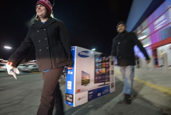 Esta pareja carga la pantalla que acaba de comprar en Virginia. De los primeros en aprovechar las ofertas.