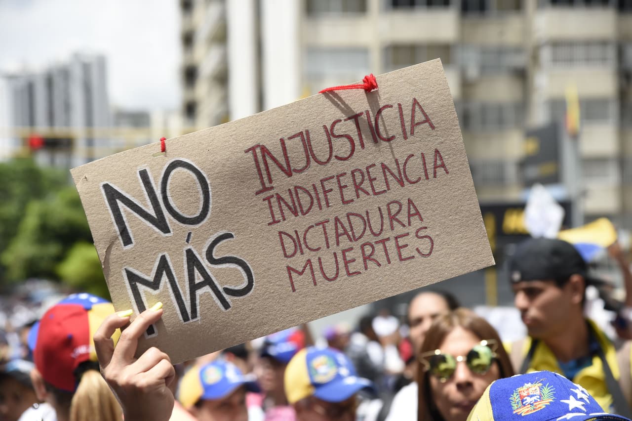 "En las Fuerzas Armadas y la Policía hay muchos que se preguntaban si hoy le disparan a sus esposas, hijas y madres. Espero nos dejen llegar al Ministerio. Si no nos reprimen, el mensaje es muy poderoso, creo que en el gobierno subestimaron esta movilización", dijo la diputada Gaby Arellano a la AFP.
