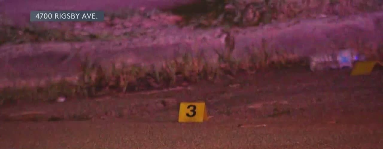 La Policía cree que el tirador abrió fuego a pie o en un vehículo desde la calle, posiblemente con un rifle largo.