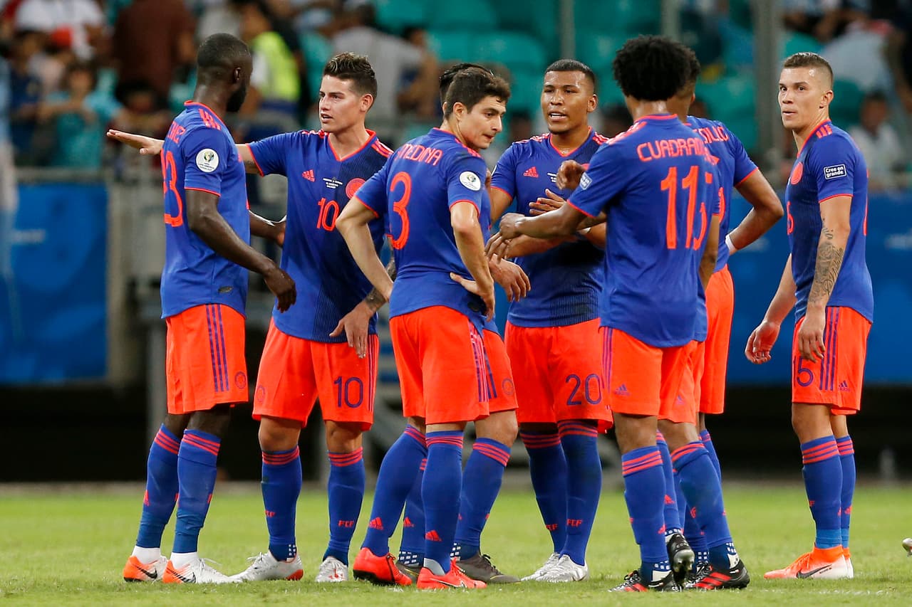 Por otra parte, los colombianos se unieron y así se retiraron al vestuario.