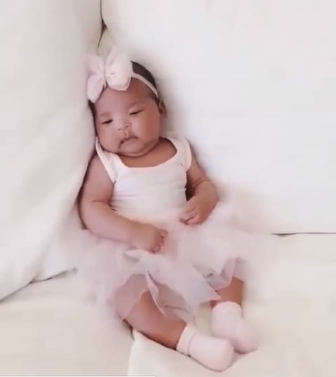 Hace unos días True vistió como una pequeña bailarina de ballet, con todo y tutú de color rosa. Esta imagen conquistó a los seguidores de su afamada madre.