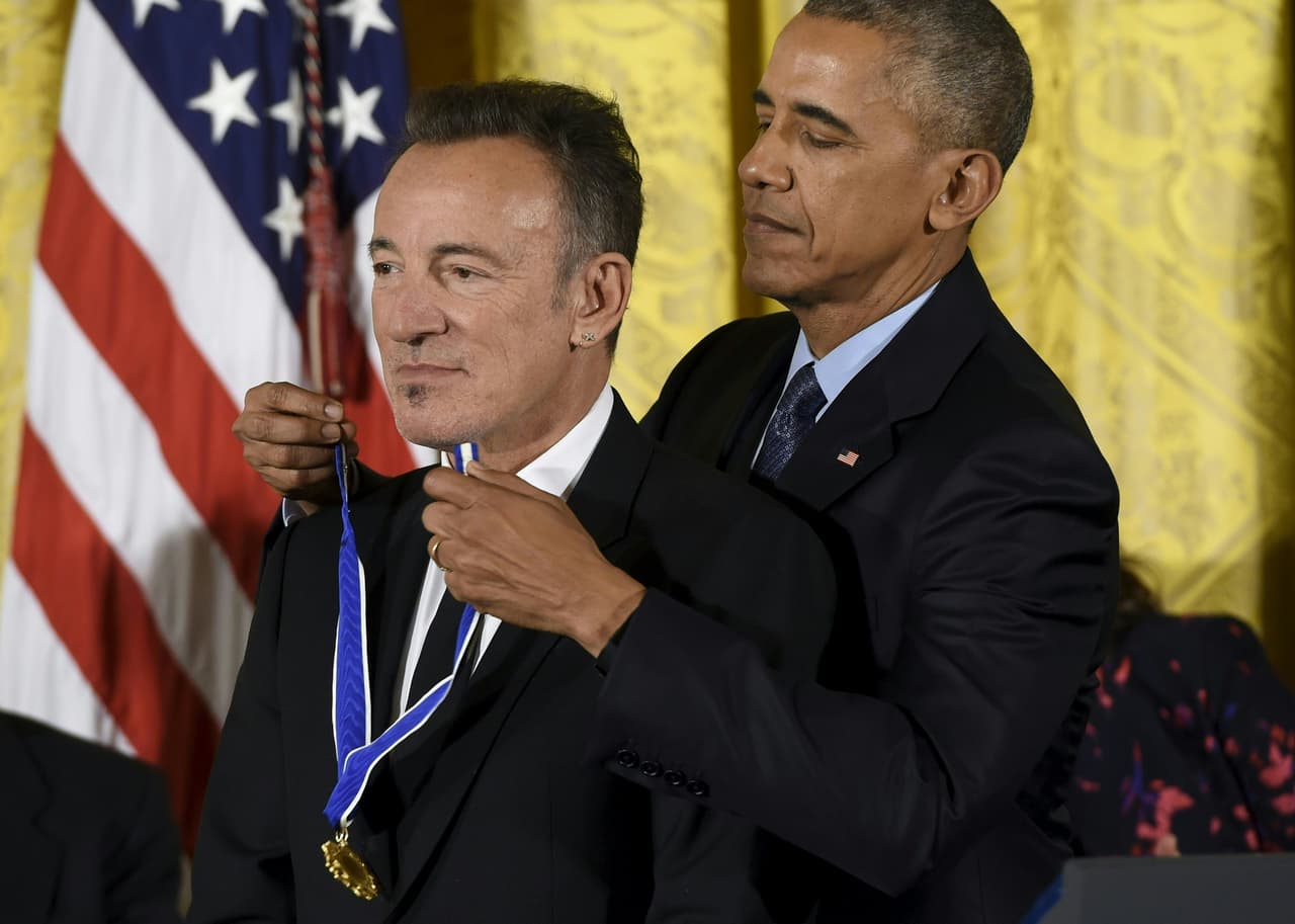 El músico y compositor
<b>Bruce Springsteen </b>le ha "dado forma a la música estadounidense", según la Casa Blanca en el anuncio de su nombramiento. Es conocido por sus temas como 'Born to Run' y 'Born in the USA'. Ha ganado un total de 21 premios Grammy, dos Globos de Oro y forma parte del Salón de la Fama del Rock.