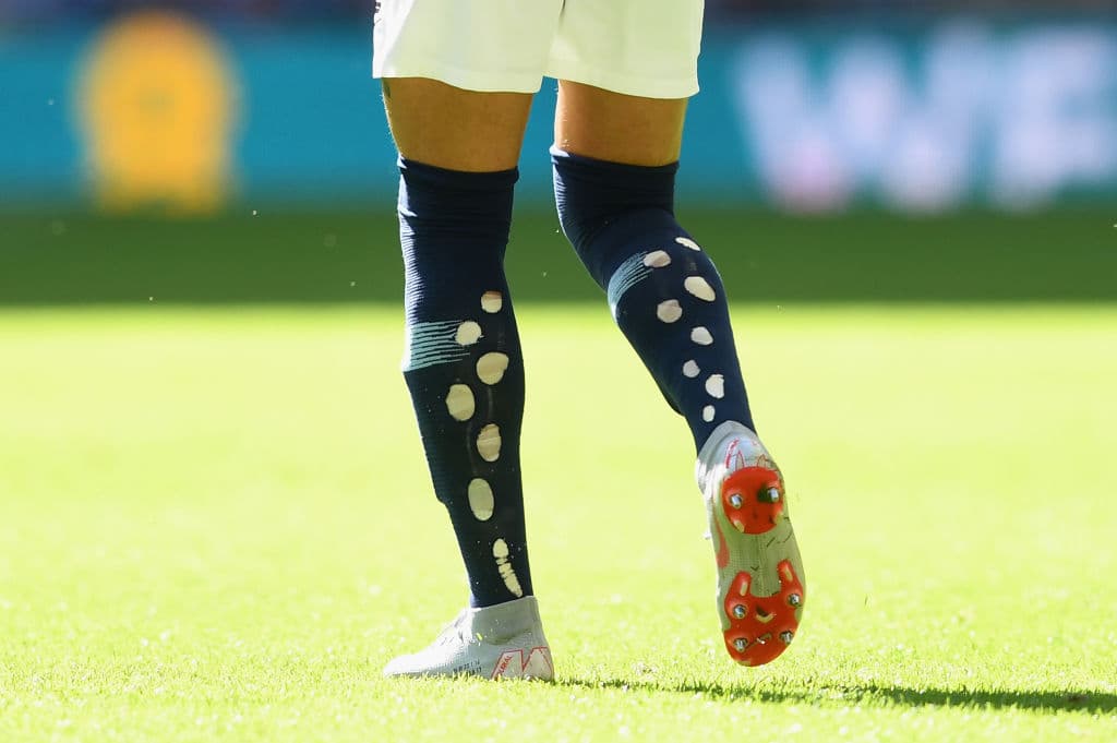 Al igual que en el Mundial de Rusia 2018, el defensa central del Manchester City Kule Walker. con sus medias perforadas.