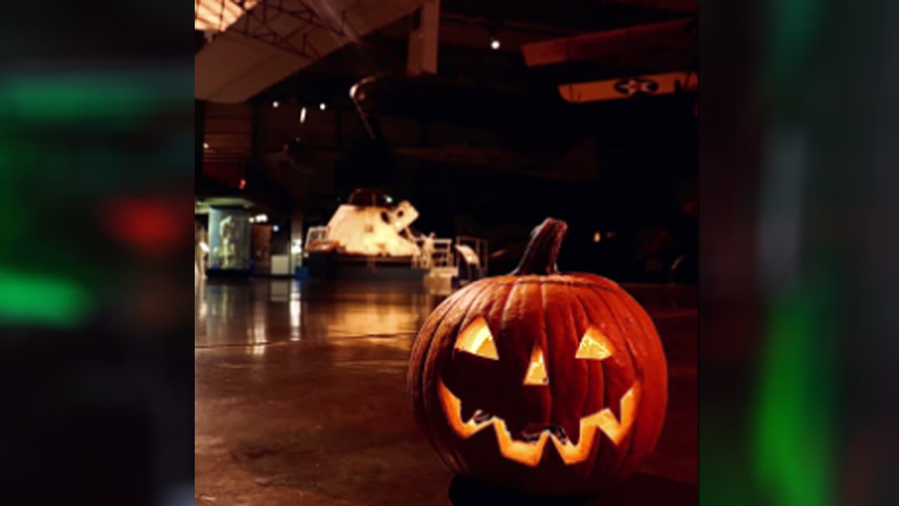 <b>Frontiers of Flight Museum:</b> La historia y el terror se encuentran en uno de los museos más importantes de la ciudad en una curiosa aventura para toda la familia. Dirección: 
<b>6911 Lemmon Avenue, Dallas. Entradas desde los $9. </b>Más información y detalles en 
<a href="https://www.flightmuseum.com/halloween/" target="_blank">flightmuseum.com/halloween/ </a>