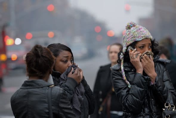 El derrumbe de dos edificios en el barrio de Harlem se debió a una explosión por una fuga de gas y confirmó al menos dos muertos, 18 heridos y varias personas desaparecidas. "La tragedia se originó por una explosión de gas y sabemos que hemos perdido a dos personas y que hay 18 heridos de diversa consideración y varias personas desaparecidas", dijo el alcalde de Nueva York, Bill de Blasio en una conferencia de prensa junto al lugar del siniestro. De Blasio detalló que las autoridades procederán a buscar entre los escombros una vez que los bomberos controlen el incendio, tras explicar que quince minutos antes de la explosión un vecino llamó a la empresa ConEdison para alertar de una fuga de gas