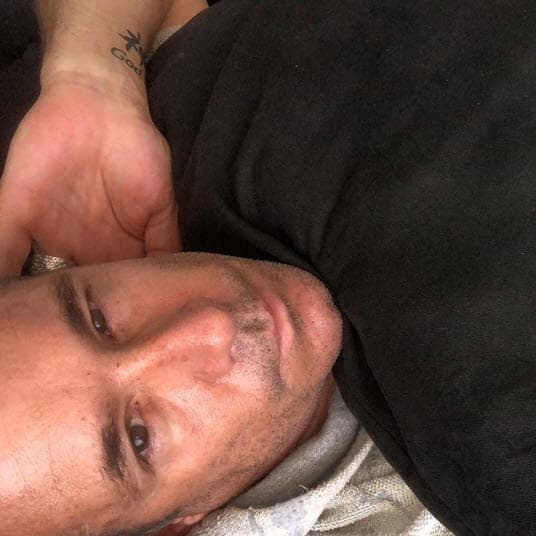 Univisión Entretenimiento lo llamó para saber cuál de las versiones era la correcta y el actor aceptó haber mantenido comunicación con Irina a través de Facebook y WhatsApp y que había negado todo porque "es un caballero".