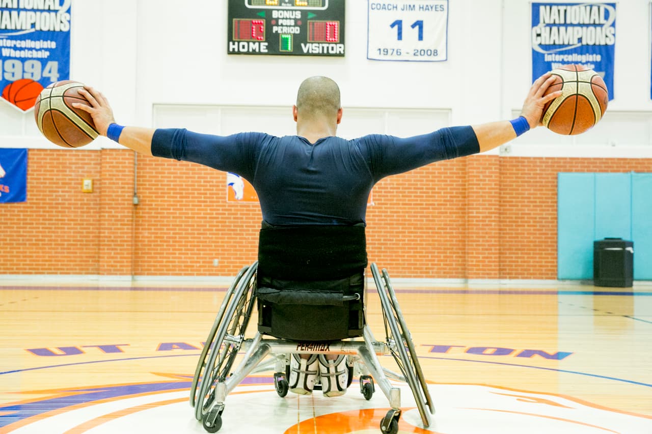 Gladiador sobre ruedas: un día en la intensa vida de un basquetbolista con discapacidad