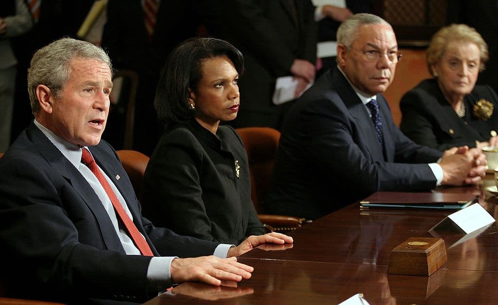 (De izquierda a derecha) El expresidente George W. Bush, la entonces secretaria de Estado Condoleezza Rice, el exsecretario de Estado Colin Powell y la exsecretaria de Estado Madeleine Albright en una reunión con otros exsecretarios en el Sala Roosevelt de la Casa Blanca el 12 de mayo de 2006 en Washington DC.