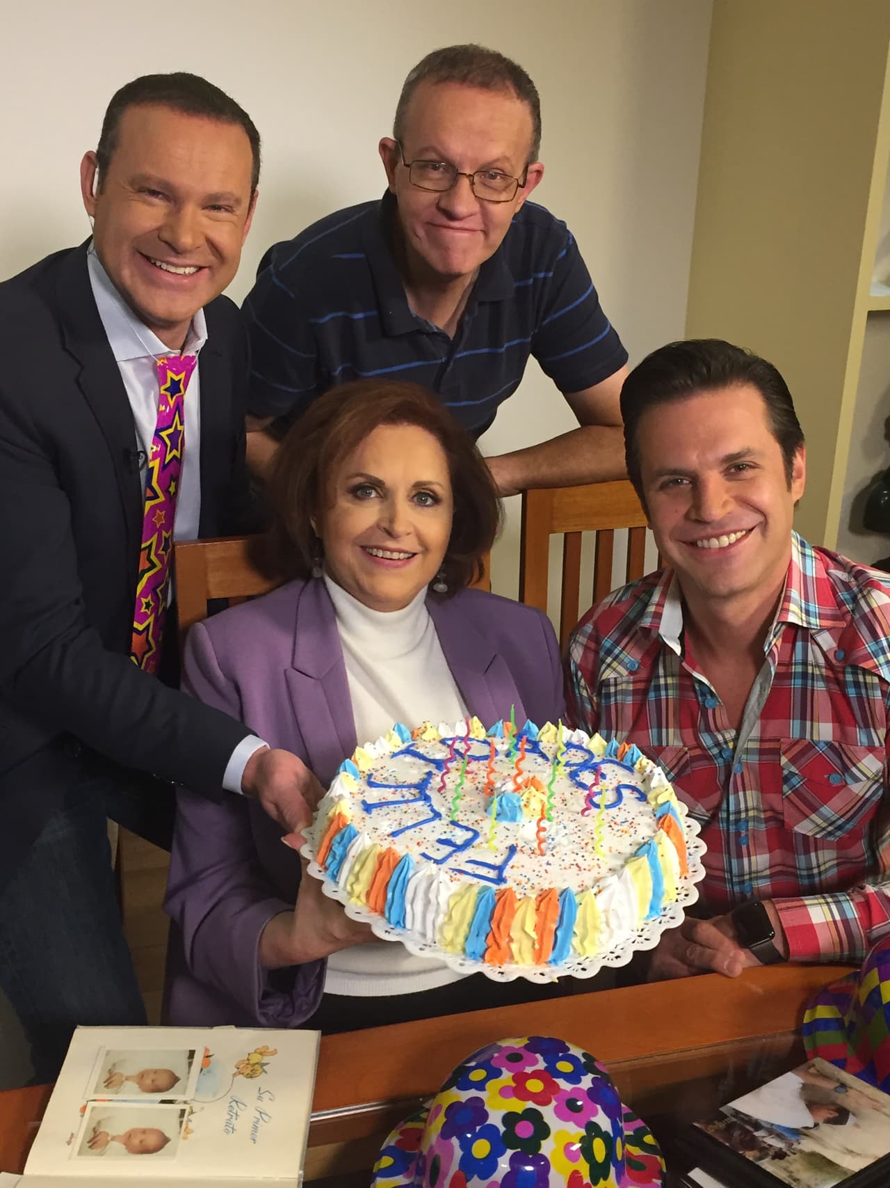 Alan Tacher organizó su propia fiesta de cumpleaños con su madre y sus hermanos.