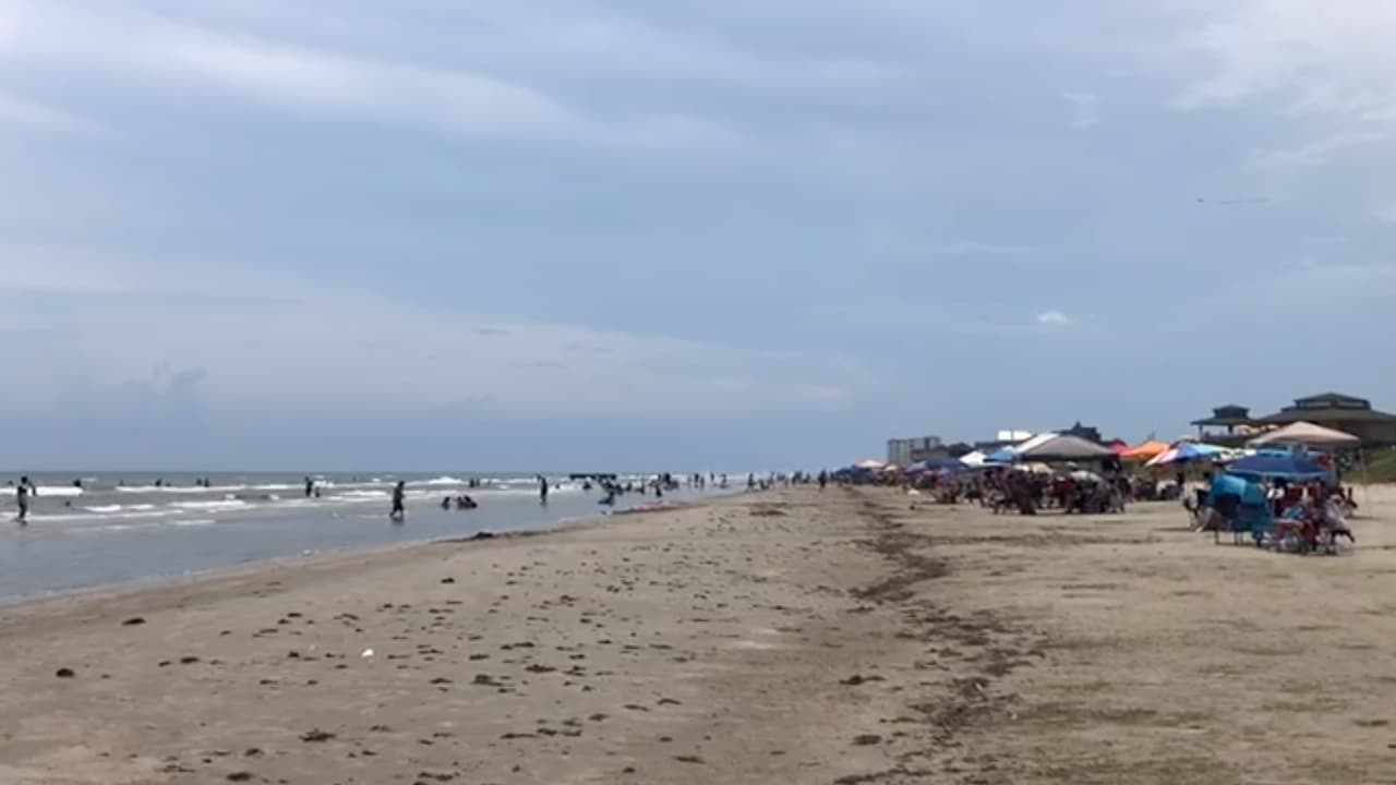 Las playas de Galveston recibieron a bañistas con aguas cálidas, lo que representa un ambiente favorable para la 
<b><a href="https://www.univision.com/local/houston-kxln/te-actualizamos-la-trayectoria-de-la-tormenta-tropical-marco-que-sostiene-vientos-de-hasta-65-mph-video">tormenta</a></b>.
